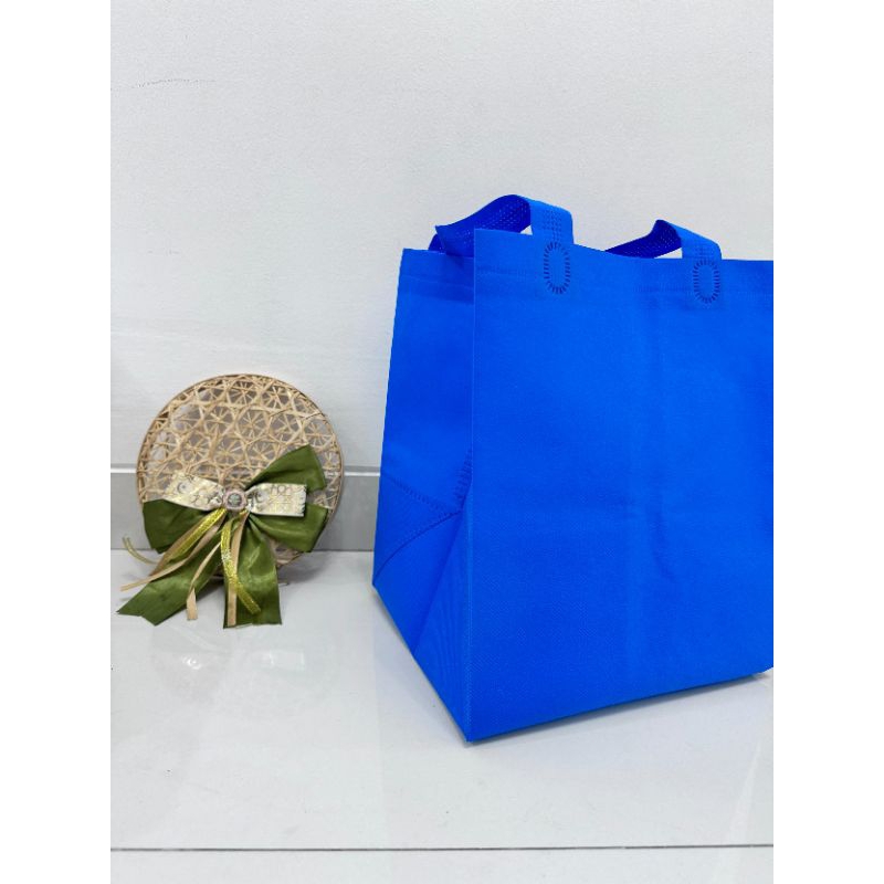 

Goodiebagtasspunbond ukuran 18x18, 20x20, 22x22, 25x35, sedia di 3 watna, tas super box bag bisa di gunakan untuk penyimpanan bok makanan atau bok kue bolu bisa juga untuk acara supenirhajatan atau pun syukuran lsinnya