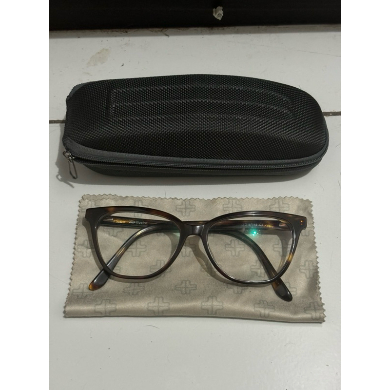 Preloved kacamata illustro optik mel*wai