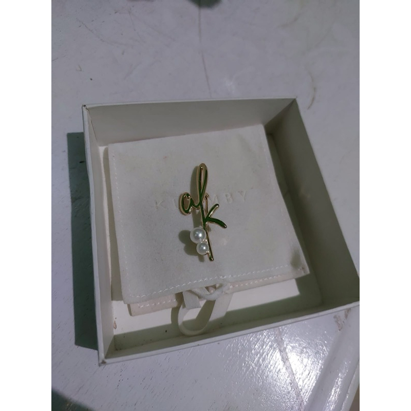 BROOCH WEARING KLAMBY IDENTITY GOLD