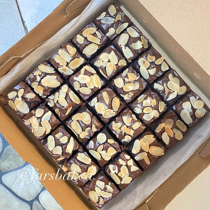 

[BEST SELLER] FUDGY BROWNIES SIZE 20x10cm/20x20cm BY FARSBAKED