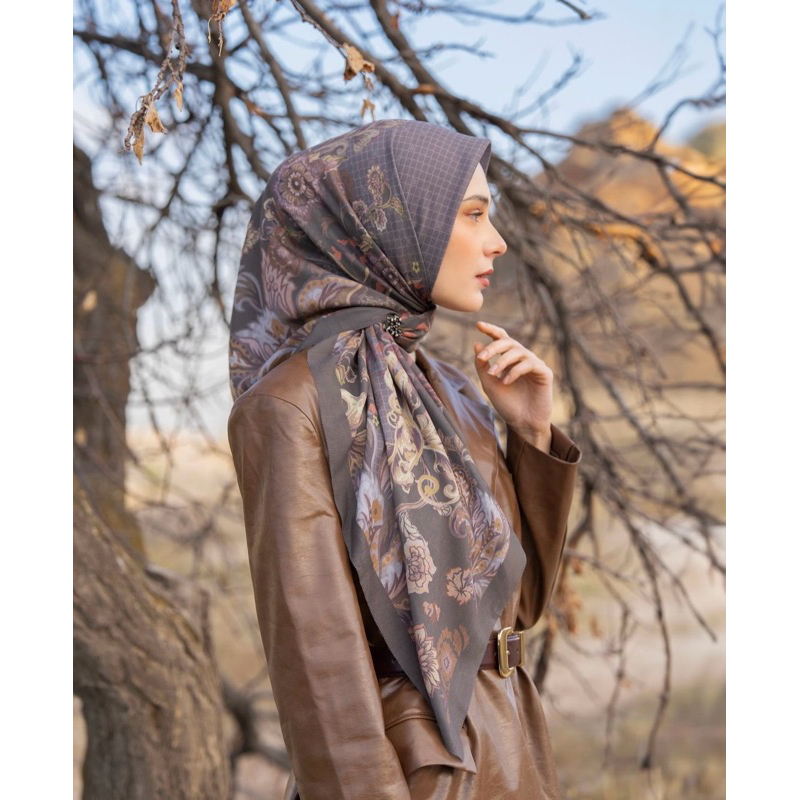 Maresha Scarf by HL HEAVEN LIGHTS