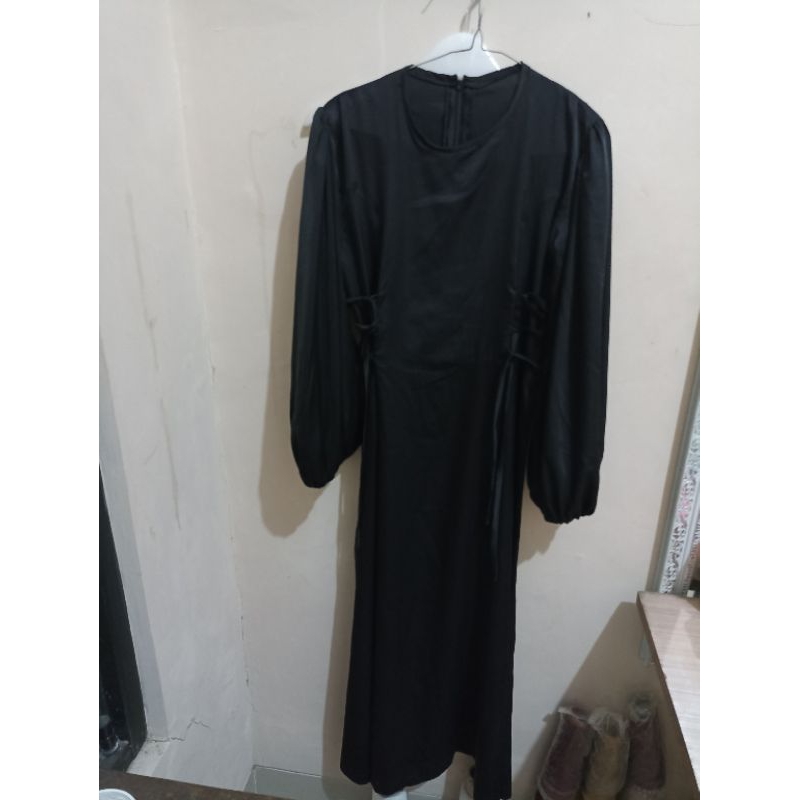 Dress satin hitam