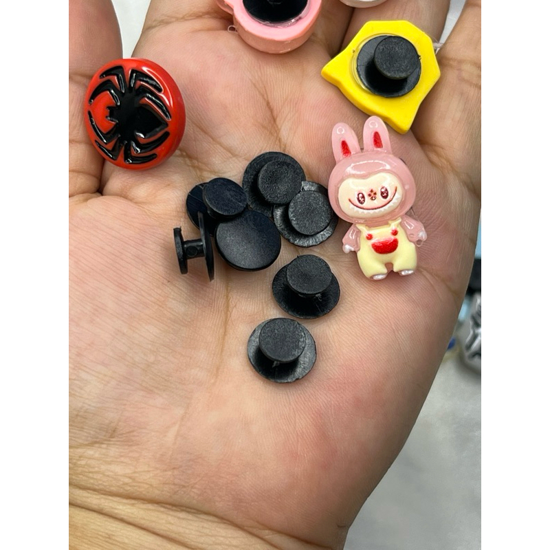 Aplikasi pin Jibbitz (50 pcs)/ Pin jibit Sandal Crocs Bahan Pengait Cantolan / Tempelan aplikasi  Hi