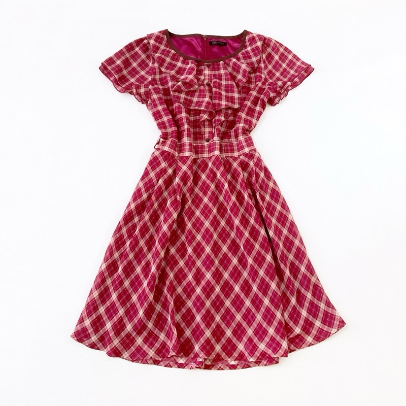 Scarlet Cherry Plaid Short Sleeve Flowy Cottage Dress With Ruffle Accent Gaun Setelan Atasan Kerah B