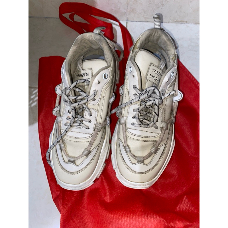 PRELOVED separu kronikel x Bianca Kartika