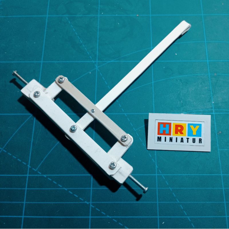 Belokan miniatur truk skala 12 bahan pvc. Tie rod untuk miniatur truk sudah dilengkapi as roda
