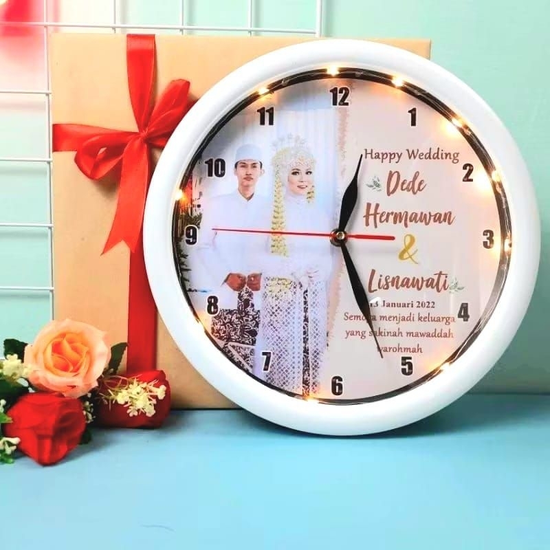 KADO WEDDING, KADO NIKAH, FREE DESAIN KARIKATUR, JAM DINDING CUSTOM, KADO ULANG TAHUN, PERNIKAHAN, W
