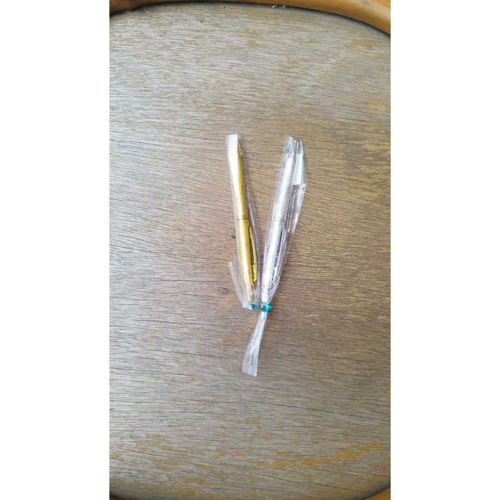

Souvenir Pulpen Emas Perak Bunga Kemas Mika Souvenir Hadiah