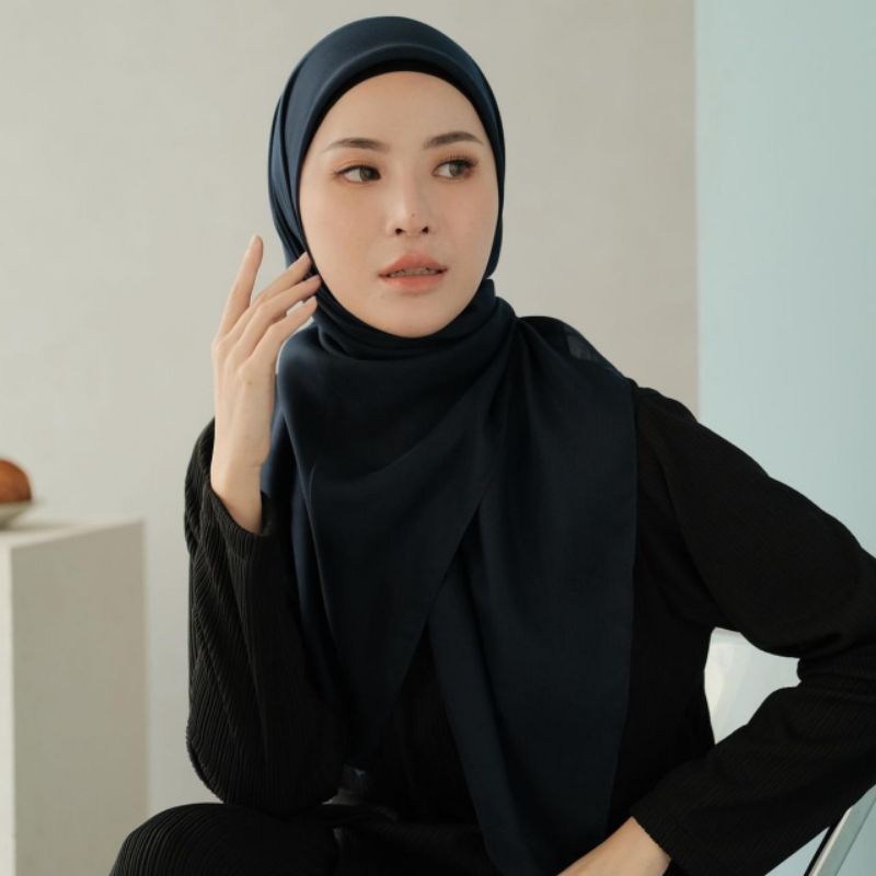 NHS.LOOKS - Ultrafine Paris