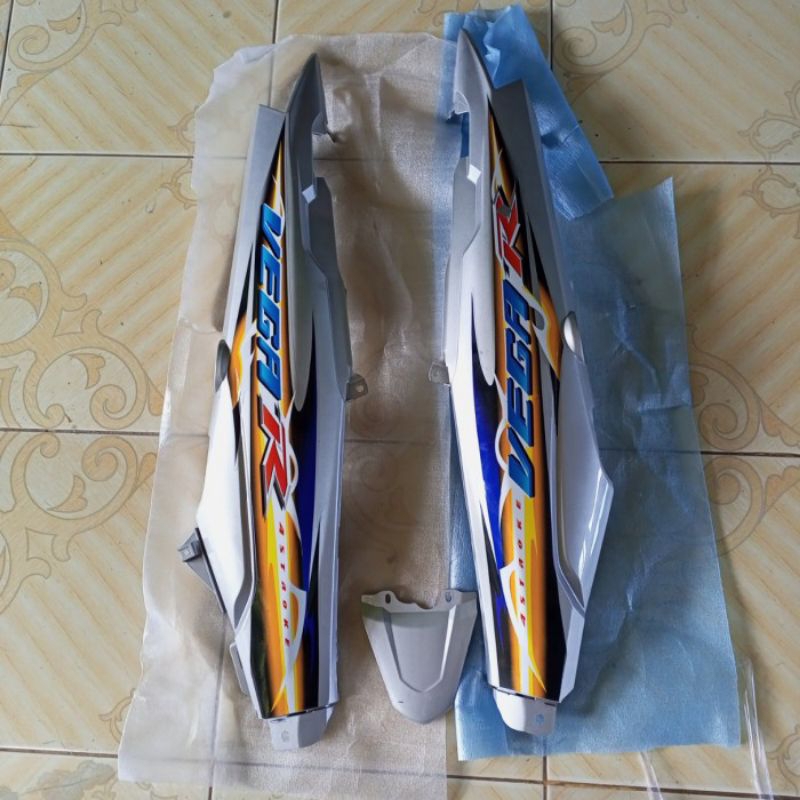 cover body belakang Vega R new warna silver + list