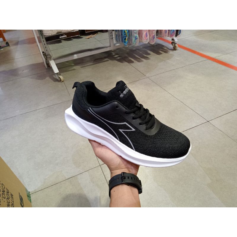 Sepatu Diadora original pria/ Diadora Merrick men's running shoes -Black (100%original)