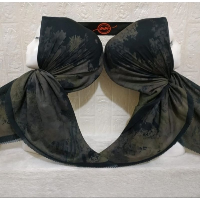 HIJAB SEGI EMPAT VOAL MOTIF BUNGA NAYA HITAM