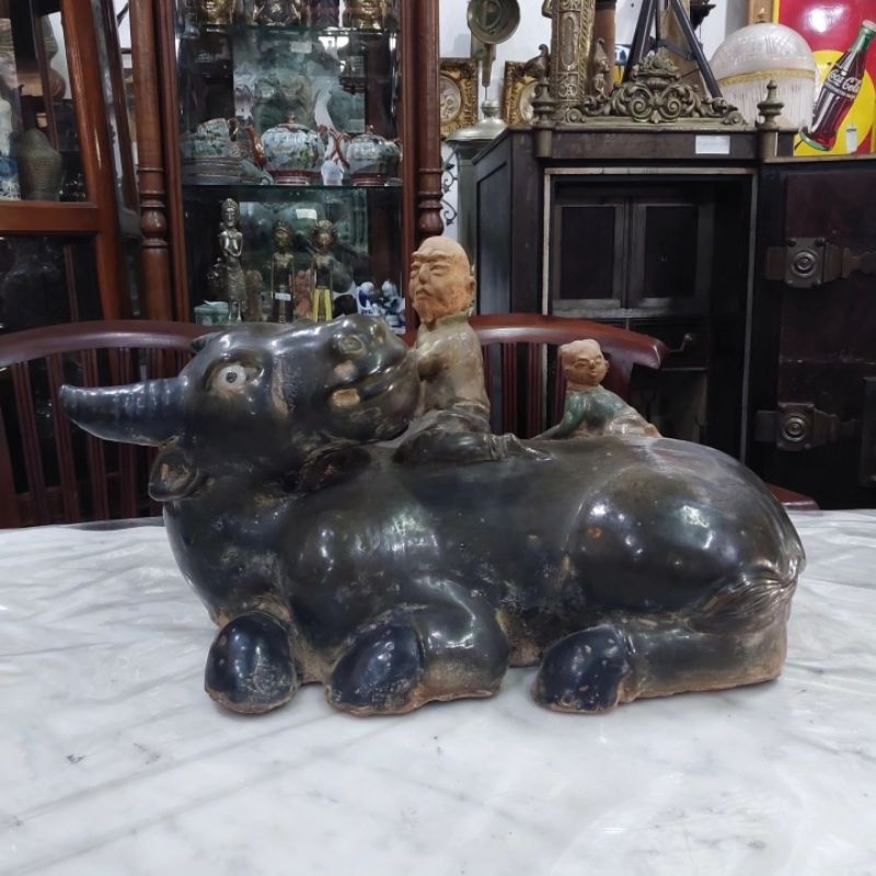 Patung Keramik Orang di atas Sapi Lawas Tua