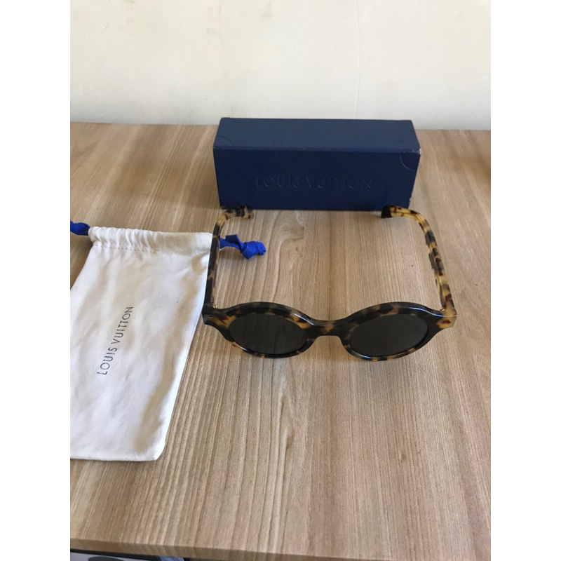 supreme x lv sunglasses kondisi second kelengkapan kacamata dan box chat ketersediaan dan detail. tr
