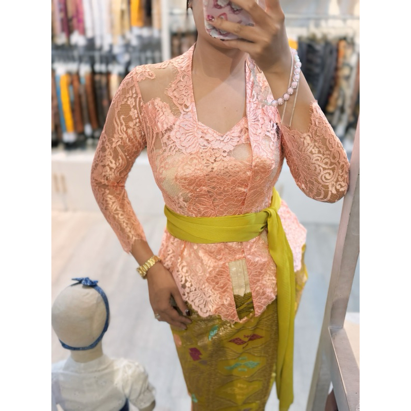 kebaya modif brokat warna salmon peach