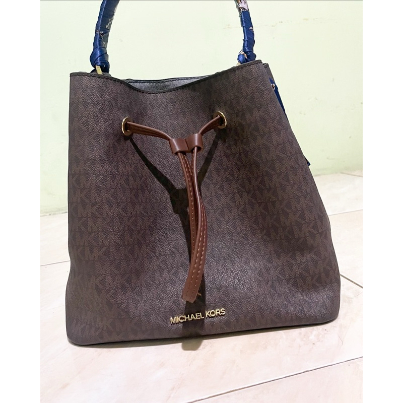 michael kors suri bucket medium preloved