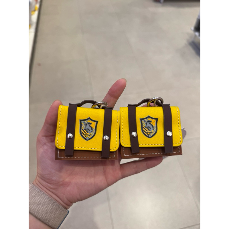 READY STOCK MINISO X HARRY POTTER HUFFLEPUFF LEATHERLIKE EARPHONE PROTECTIVE CASE AIRPODS PRO HEADSE