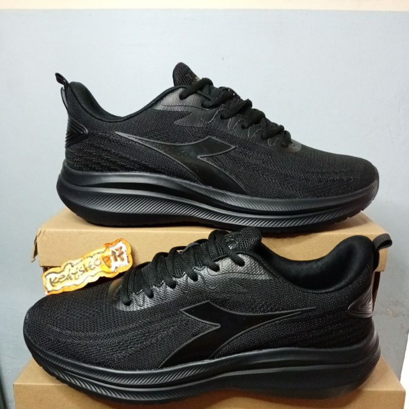 Size 45 Sepatu Olahraga pria Diadora Kazuo Full black/hitam running shoes ORIGINAL
