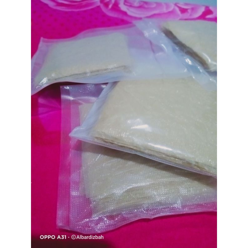 

kulit tahu kering tawar warna kuning ukuran 15 x15 cm isi 50lembar