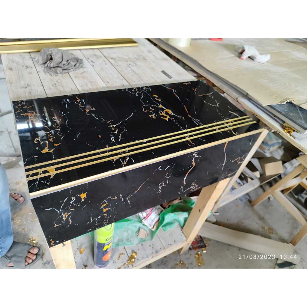 Granit Tangga hitam corak emas 30x60