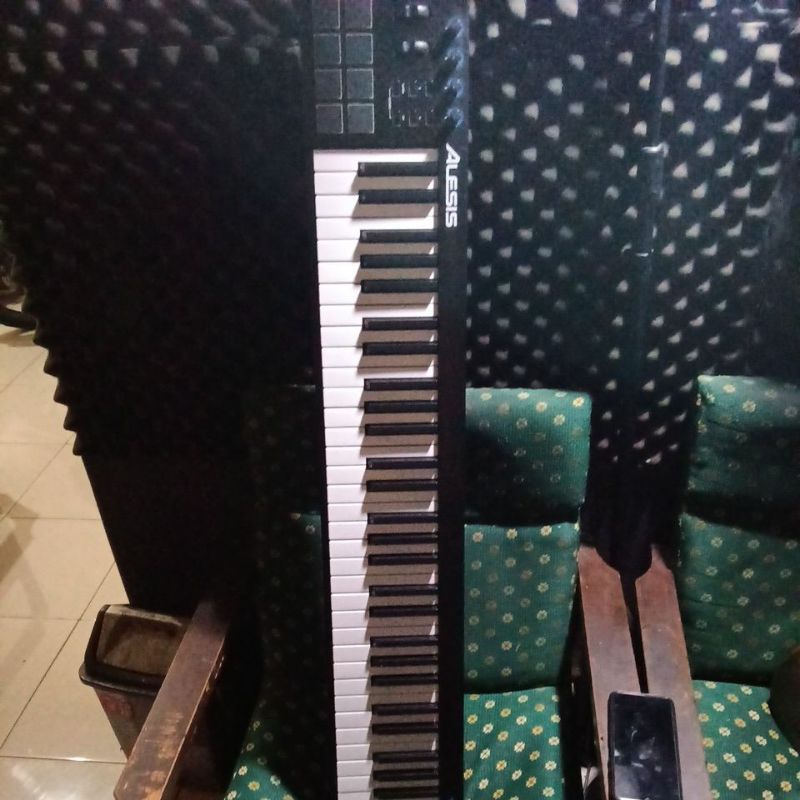 midi controller alesis 61v