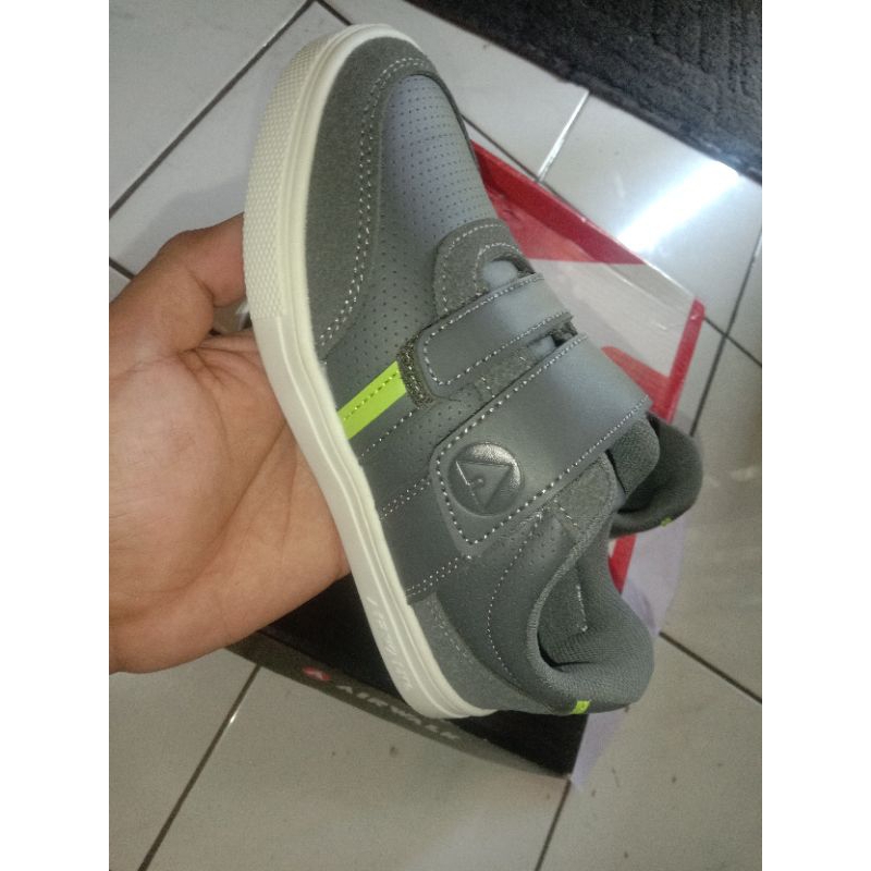 sepatu buat anak kecil kondisi baru merk airwalk