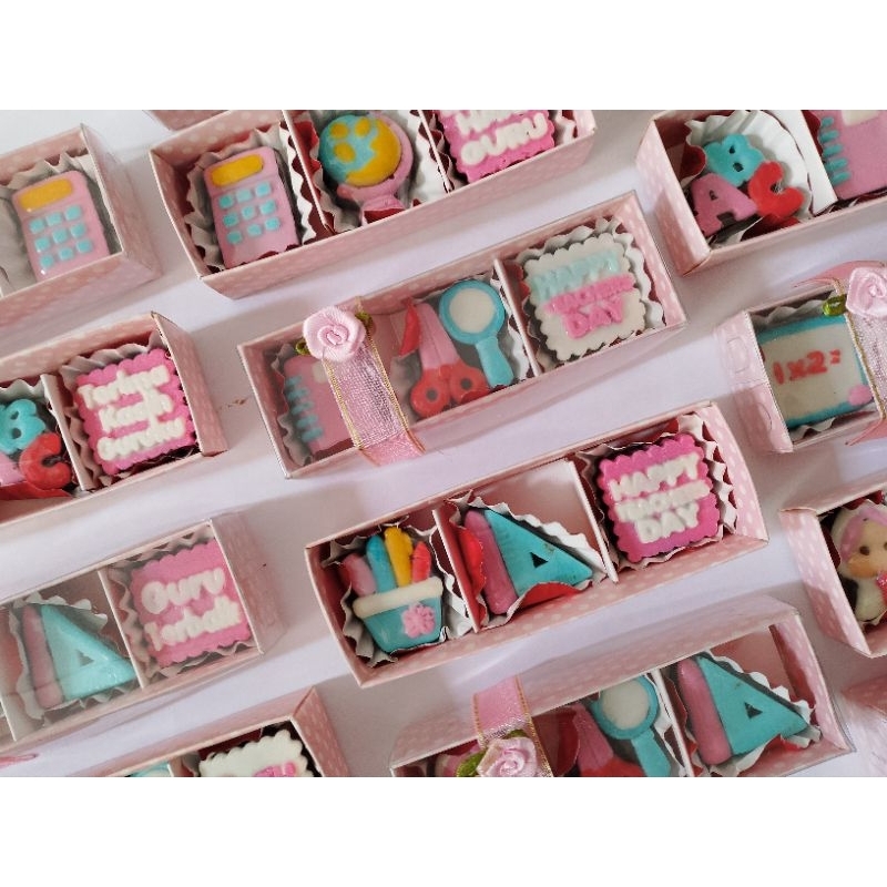 

souvenir coklat karakter hari guru isi 3