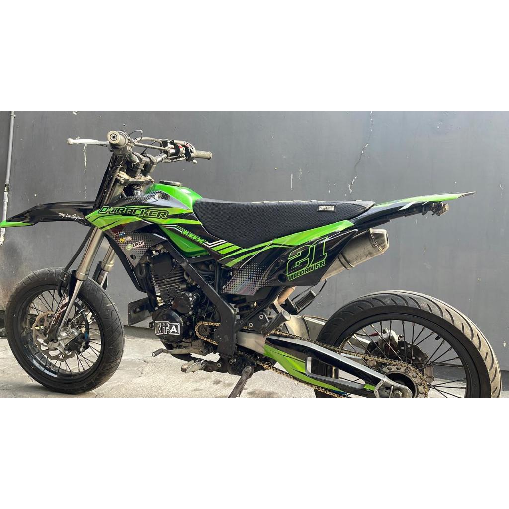 DECAL STIKER MOTOR KAWASAKI NEW DTRACKER 150 MOTIF SUPERMOTO HIJAU HITAM CROME