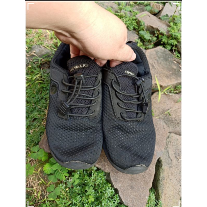 Sepatu sekolah anak warna hitam Airwalk
