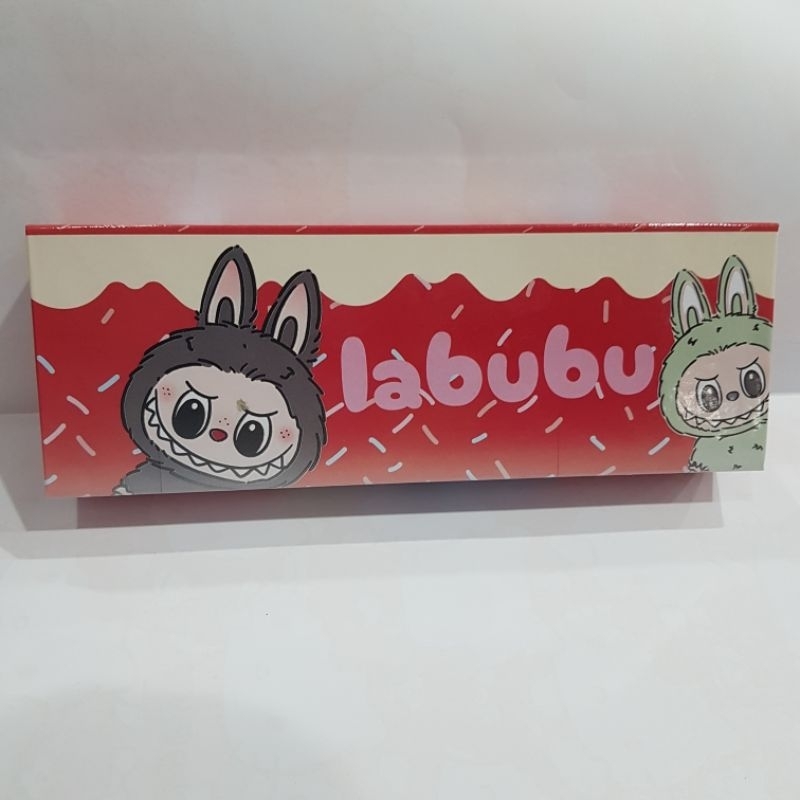 

Tempat Pensil Magnet Dus Motif Labubu / Kotak Pensil Karton Karakter Labubu