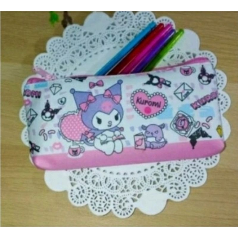 

TEMPAT PENSIL KUROMI / TEMPAT PERALATAN TULIS