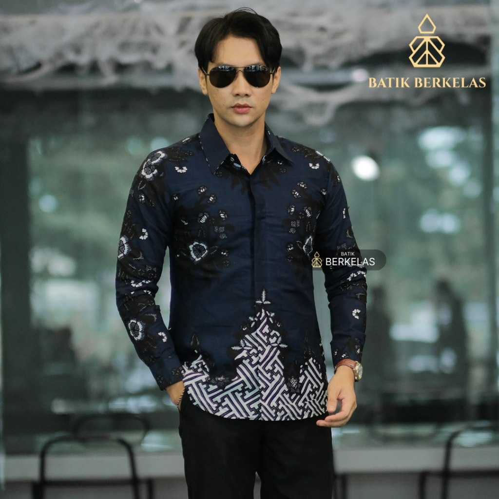 BATIK BERKELAS Prabu Navy Kemeja Batik Pria Slimfit Lapis Furing Katun Elegan Lengan Panjang Untuk L