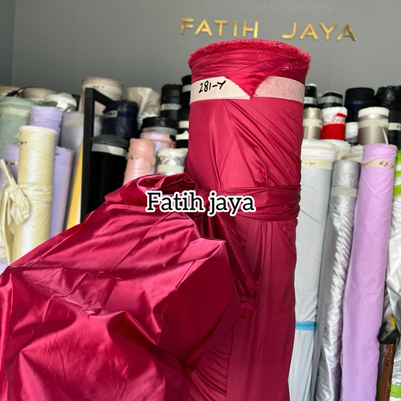 Kain parasut Glosy warna merah fanta Bahan polos cocok untuk atas Puffy