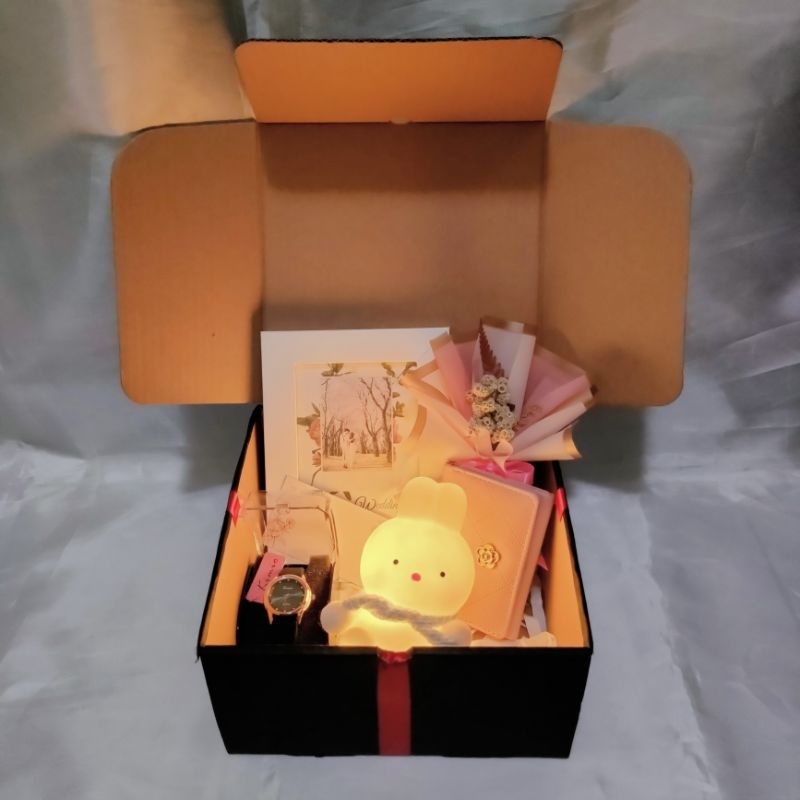 

Hampers foto 4R + jam + lampu + dompet / hadiah ulang tahun murah / kado ultah unik / kado anniversary / kado untuk pacar / kado bestie / buket