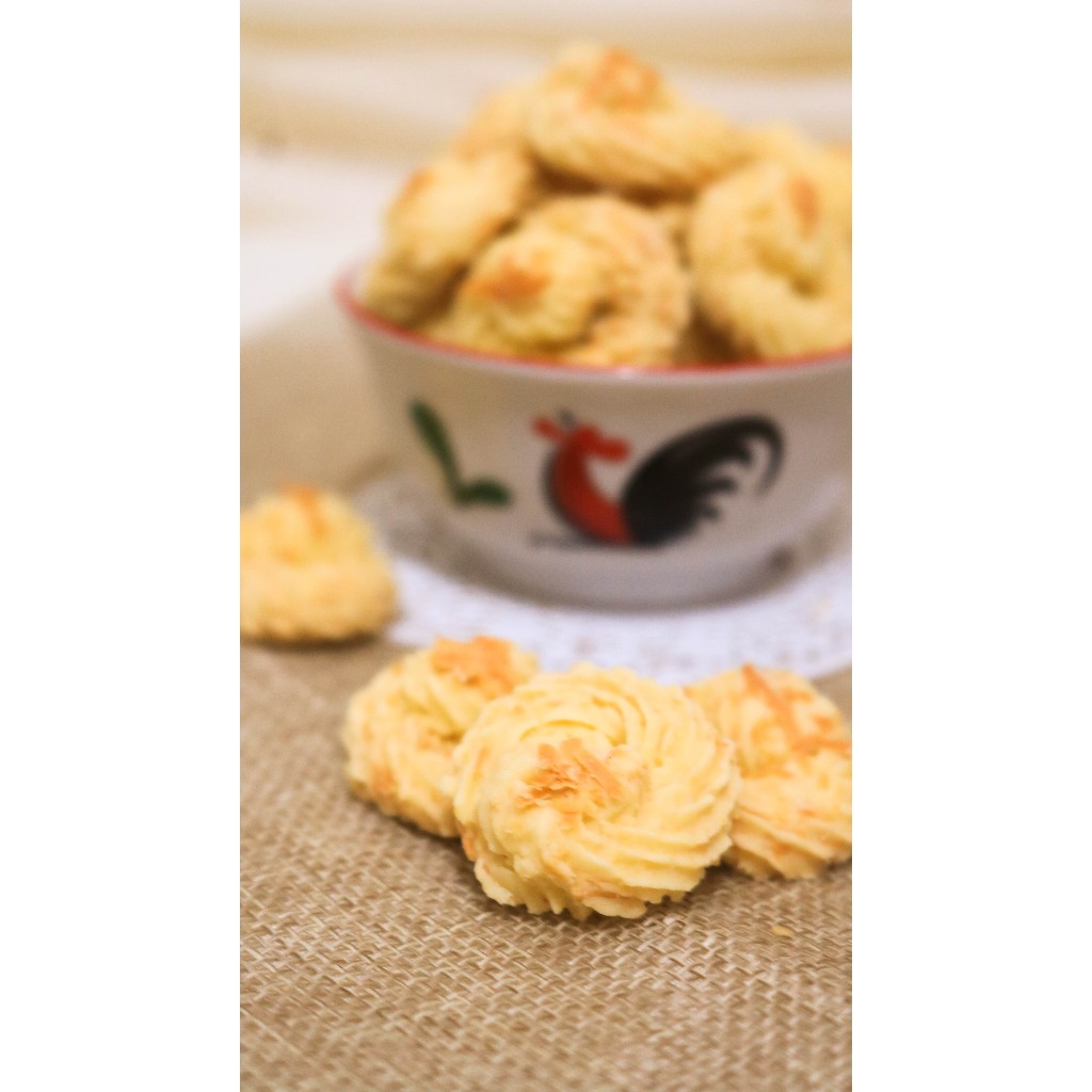 

Sagu Keju 200 gr renyah diluar lembut didalam - Toples kotak - Twin Cookie