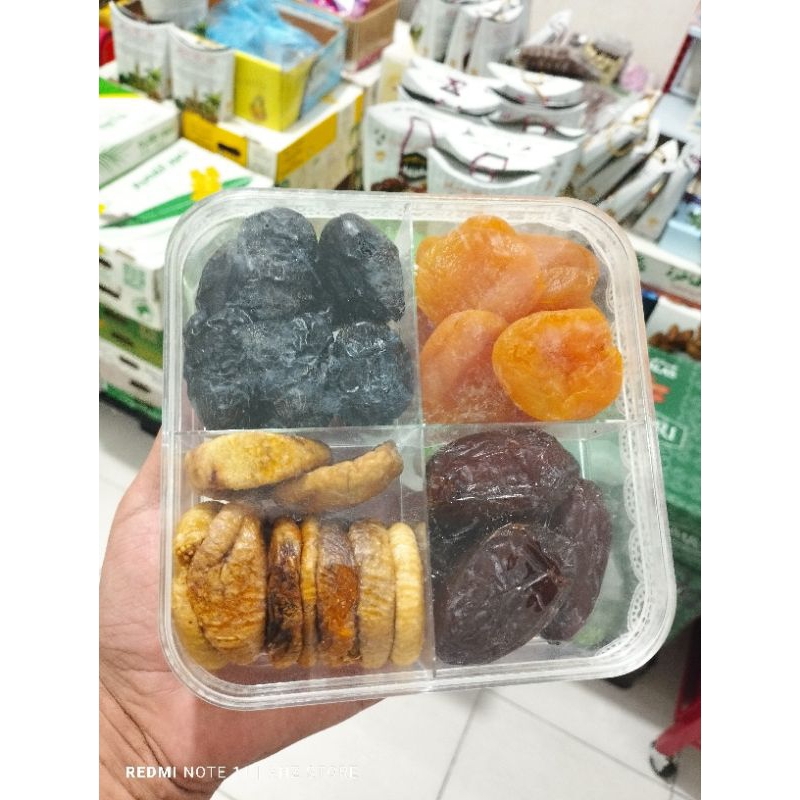 

Paket Hampers Hadiah Mix Best Fruits 4 in 1 (Kurma Ajwa, Medjool, Buah Aprikot & Buah Tin) Oleh2 Haji Umroh