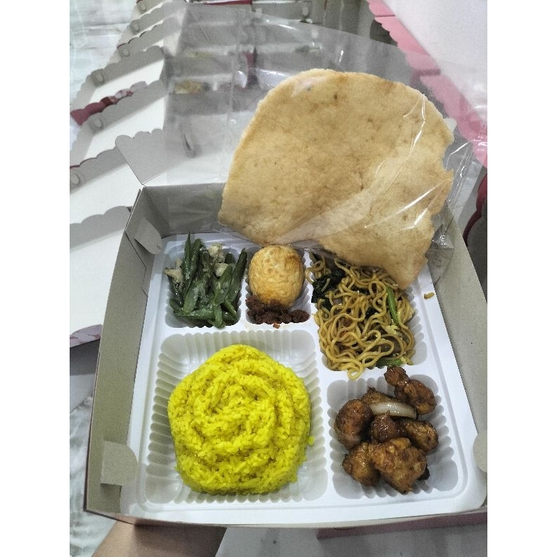 

NASI KOTAK/NASI BOX NASI KUNING AYAM GORENG UNTUK BINGKISAN ULANG TAHUN