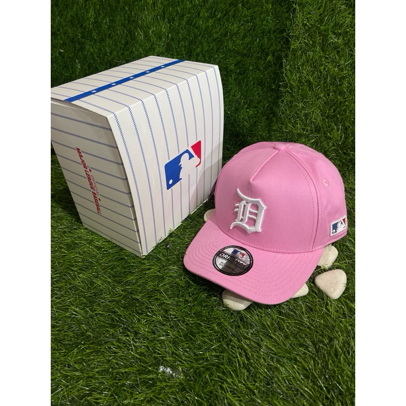 IDE CLOTHES Logo D Putih Detroit Bahan Kain Warna Pink Unisex Caps