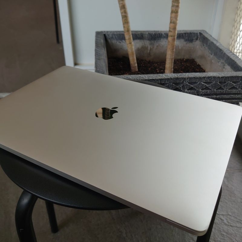 MacBook Pro 2017 i7 dual vga Touchbar Retina Display mulus like new