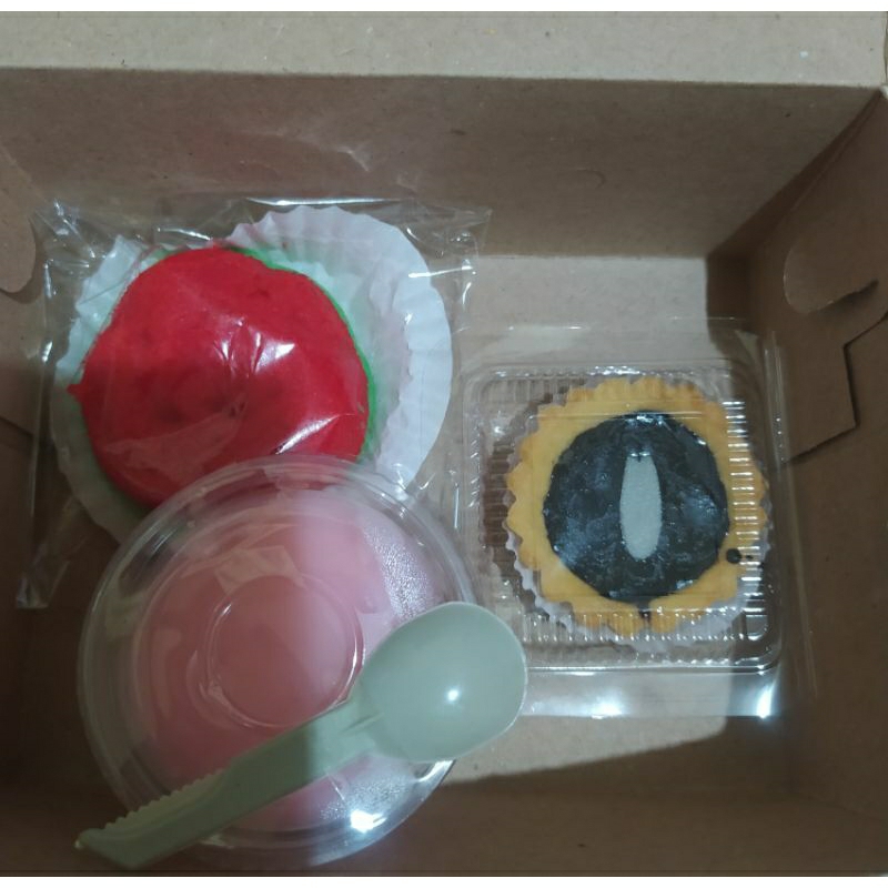 

paket snack Box 3 kue.