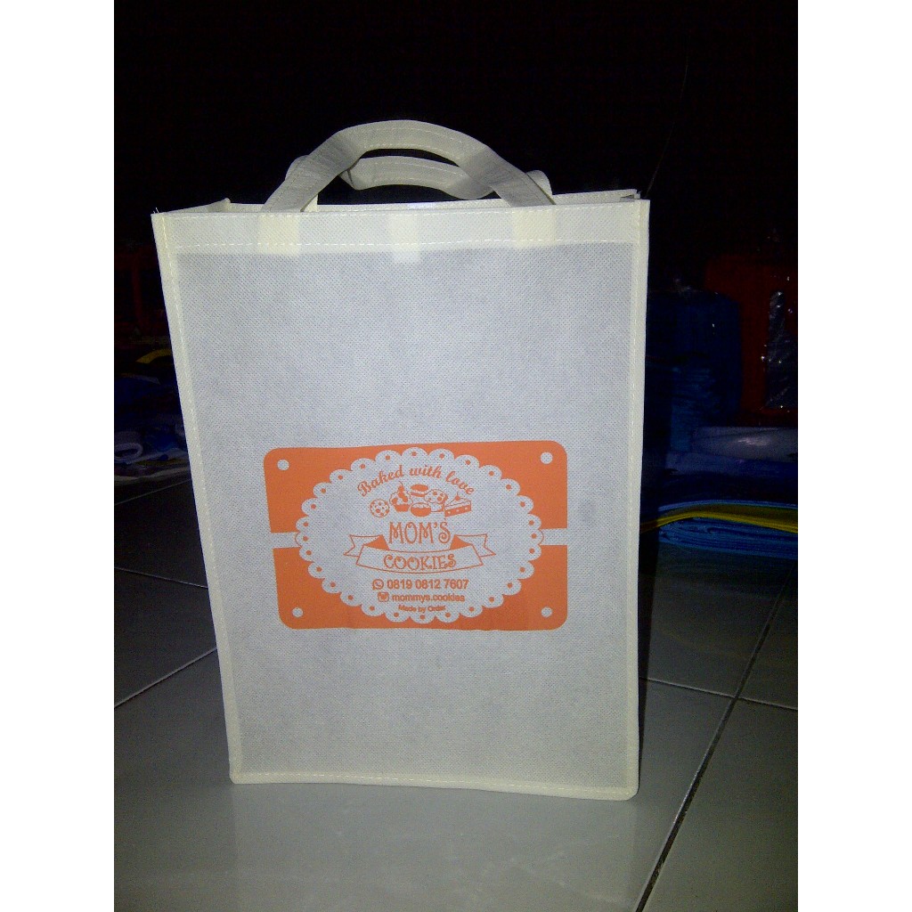 

[25x8x35 ]..... tas spunbond sablon custom /goodiebag tebal custom/tas souvenir /goodiebag /tas toko