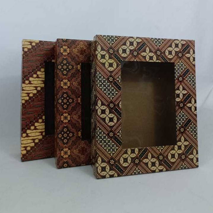 

Box batik dengan ukuran 25,5 cm Lebar 21 cm Tinggi 6 cm