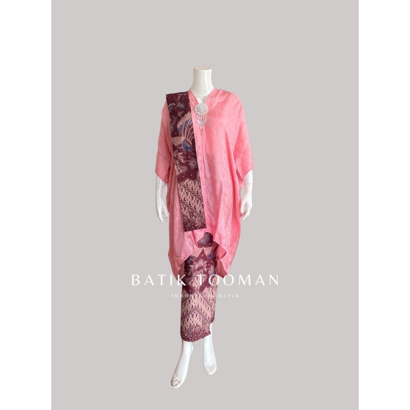 KAMARI PINK Setelan Melayu Kebaya Kaftan & Rok Batik Span Instan Warna Burgundy Katun Halus