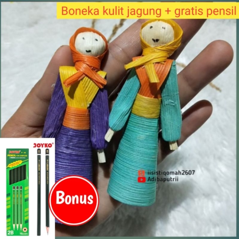 

Boneka hiasan pensil dari kulit jagung