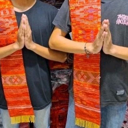 Kilat SELENDANG RUMBAI EMAS  SELENDNAG ULOS SADUM  SELENDANG MENARI  SELENDANG ULOS BATAK