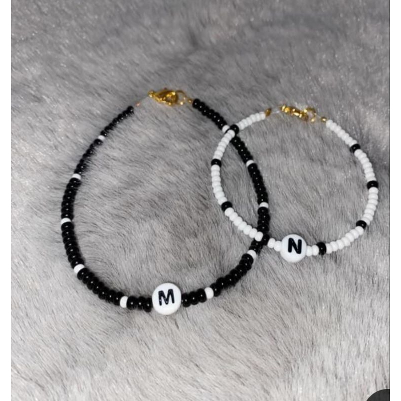 Gelang Tangan Couple Putih Hitam Inisial Nama