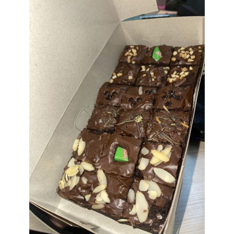 

Brownies Skat Topping mix/Brownies Fudgy Dark Cokelat/ Fudgy Brownies Panggang/Brownies Fudgy BY NAIIM BAKERY
