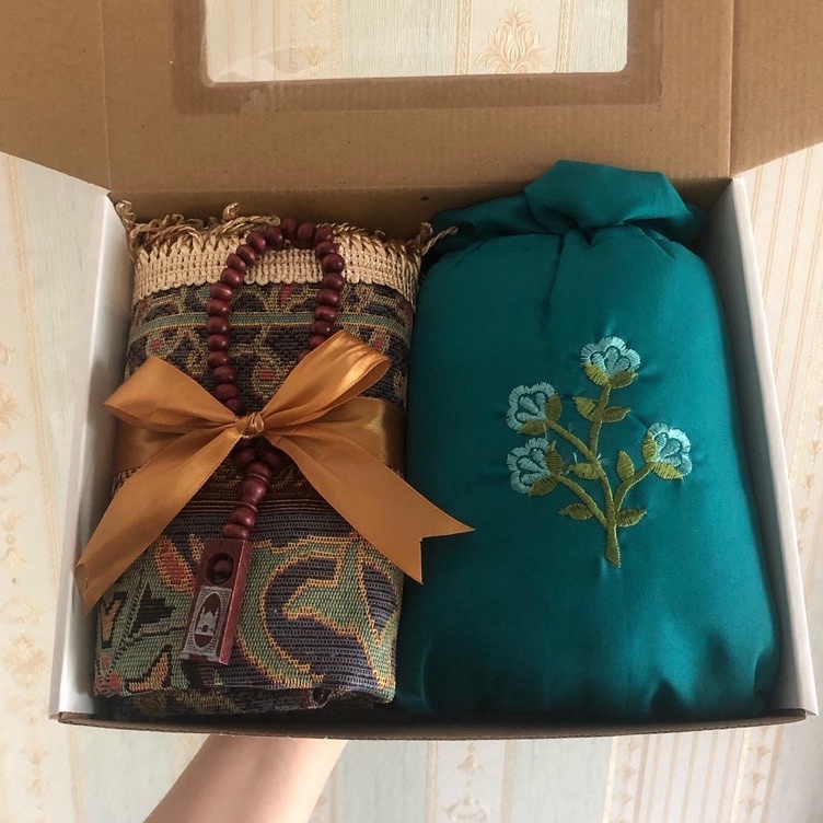 Murah Istimewa  Paket Mukena Travel serut dan Sajadah Hampers souvenir tasbih kayu Kado Buku dzikir 