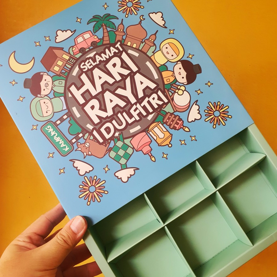 

( 5 pcs ) dus lebaran warna hijau motif kumpul keluarga kotak packaging kue nastar coklat sekat 9 ukuran 22x22x4.5 cm