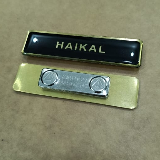 

PAPAN NAMA / NAMETAG KUNINGAN TEMPELAN MAGNET